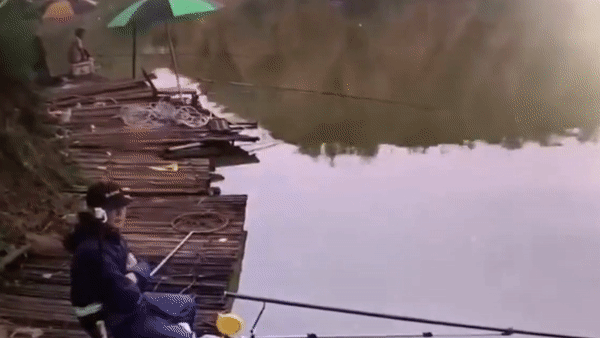 Hai nguoi dan ong bo chay khi thay song ap vao bo o Trung Quoc hinh anh