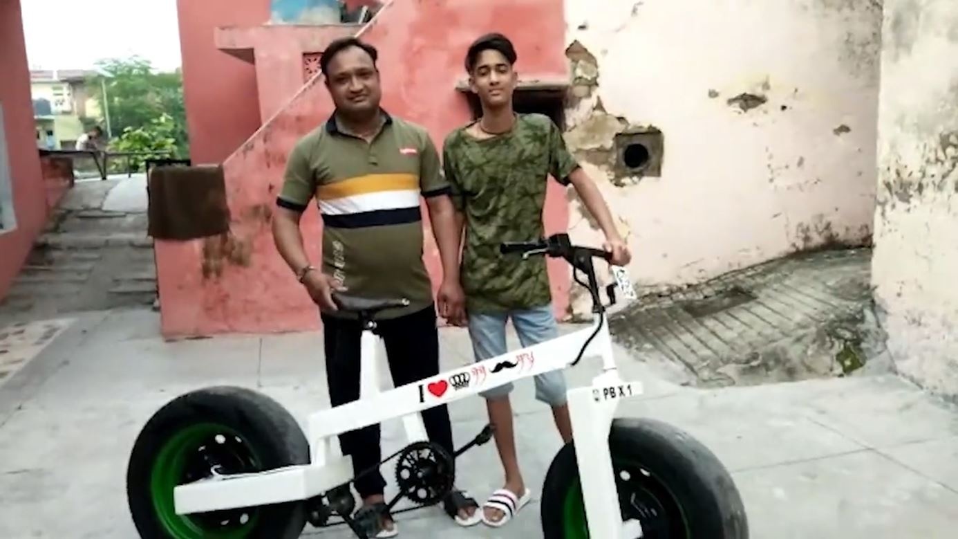 Nguoi dan ong tu che xe dap tang con trai hinh anh