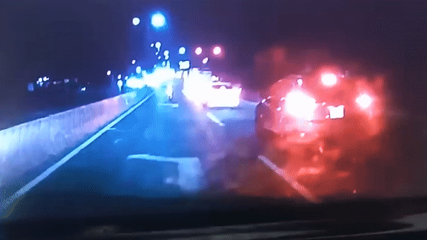 Xe may khong lam chu toc do dam vao duoi oto hinh anh