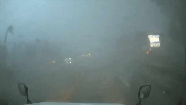 Loc xoay khien xe tai co lon lat nghieng o My hinh anh