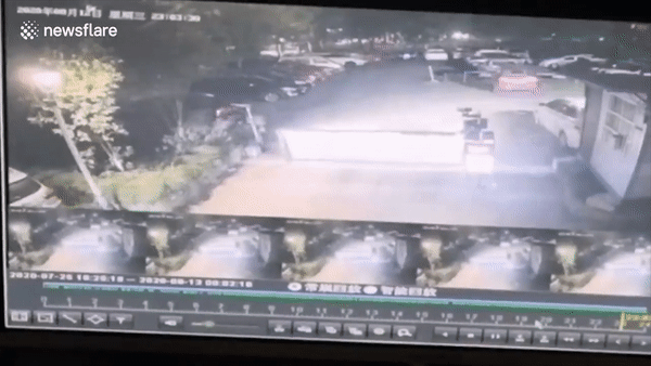 Oto phong nhanh dam xuyen rao chan roi lat nhao hinh anh