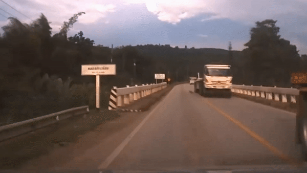 Thanh go roi tu xe tai gay tai nan cho oto hinh anh