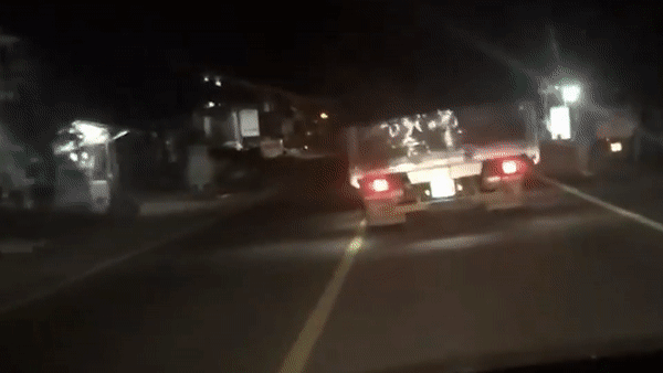 Xe tai gan den gay loa mat oto di sau hinh anh