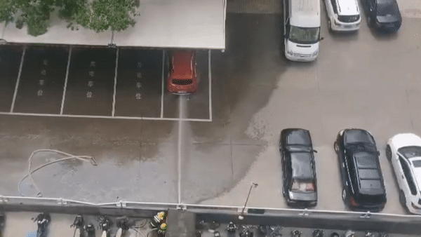 Oto dien phat no khi dang sac o Trung Quoc hinh anh