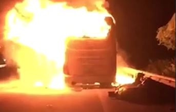 Xe khach chay rui, 10 nguoi thoat chet hinh anh