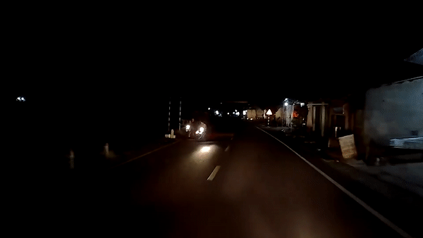 Tai xe xe may nga xuong duong truoc oto hinh anh