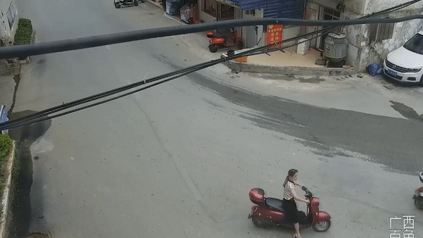 Xe tai dam vao nha dan o Trung Quoc hinh anh