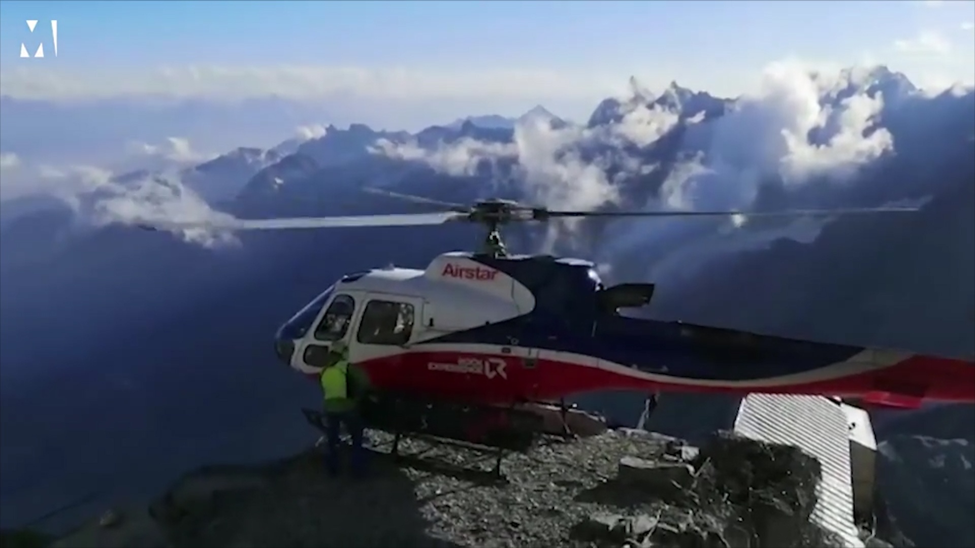 Truc thang ha canh tren dinh nui Alps cuu ho nguoi bi ket do lo dat hinh anh