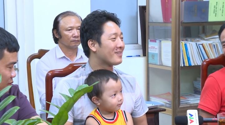 Khoanh khac doan tu voi cha me cua be trai bi bat coc hinh anh