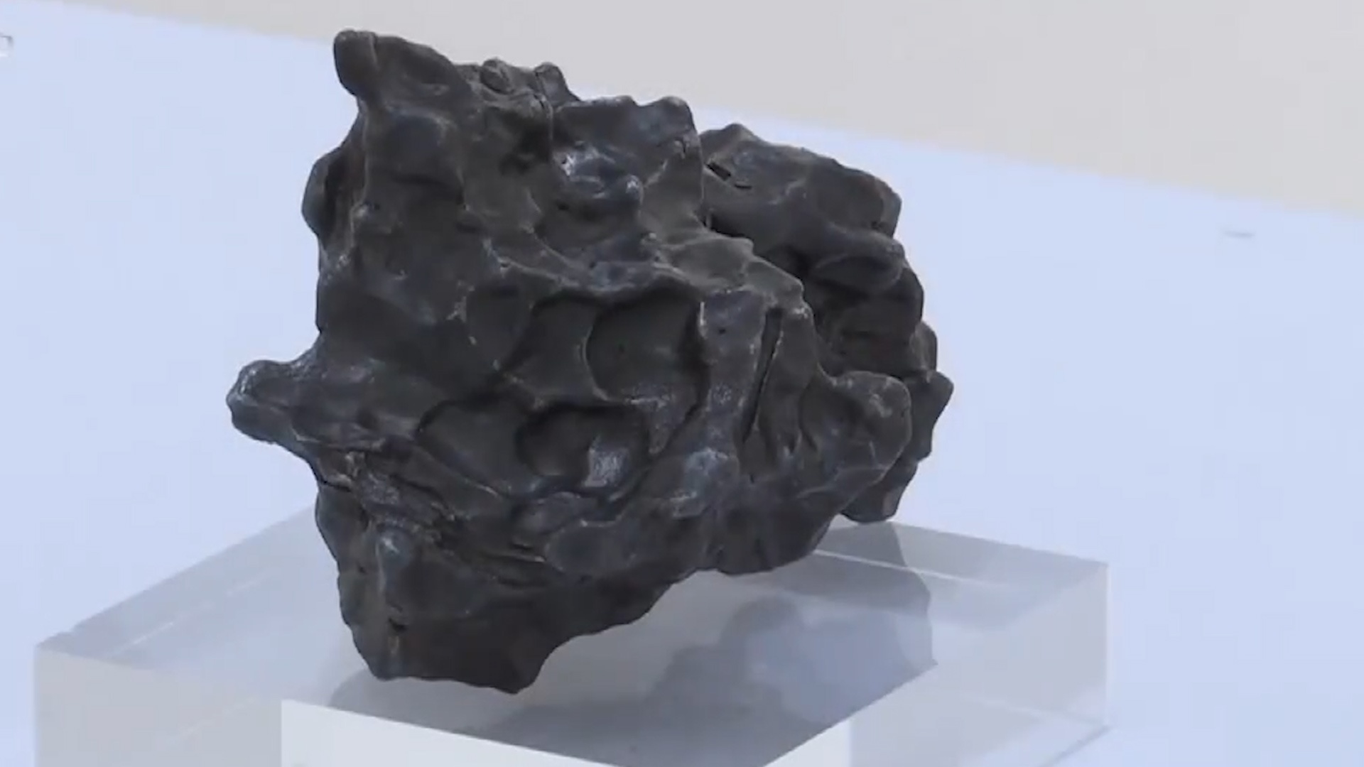 Thien thach tu Mat Trang gia 500.000 USD hinh anh