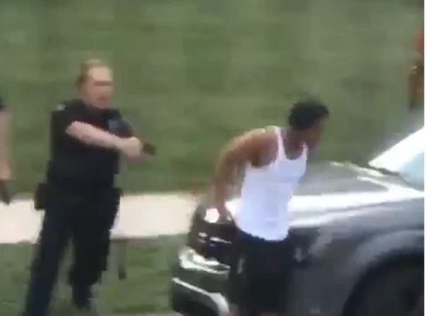 Nguoi dan ong da mau bi canh sat My ban 7 phat hinh anh