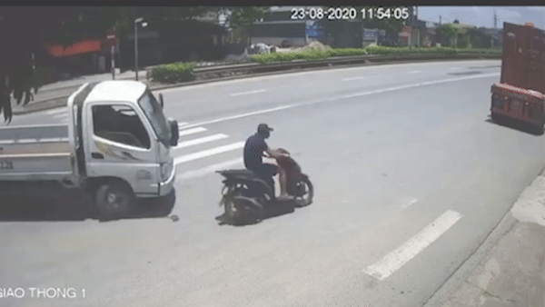 Tranh oto tai, nam thanh nien lao vao gam xe container hinh anh