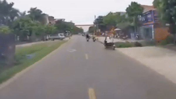 Oto suyt dam vao chot canh sat giao thong hinh anh