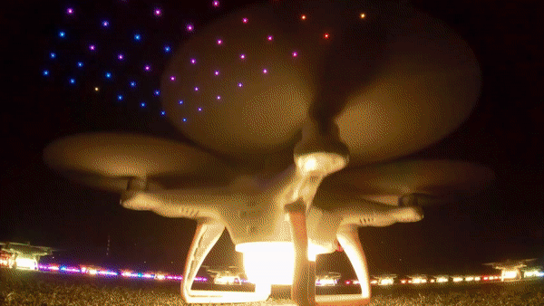 300 drone chao don hoc sinh tro lai sau dai dich hinh anh