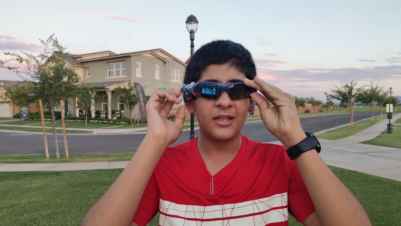 Cap kinh Iron Man tich hop voi smartphone hinh anh