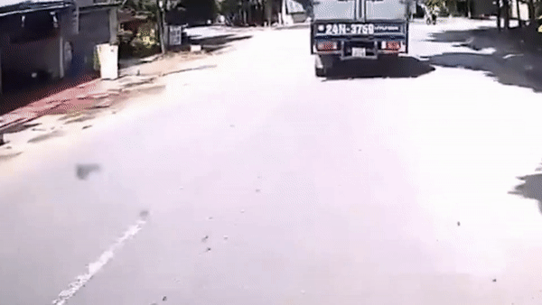 Dam vao oto tai, tai xe xe may tu vong hinh anh