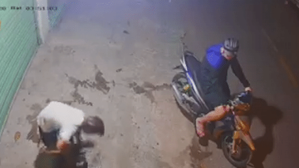 Hai ten trom lay cap may bom ven duong hinh anh