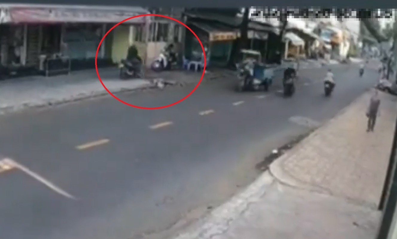 Bi giat dien thoai khi ngoi tren via he hinh anh