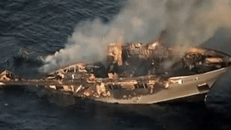 Du thuyen boc chay o vung bien Italy hinh anh