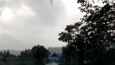 Loc xoay pha huy hang chuc mai nha o Indonesia hinh anh