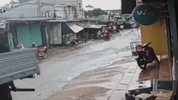 Xe tai troi doc, lao vao cho hinh anh