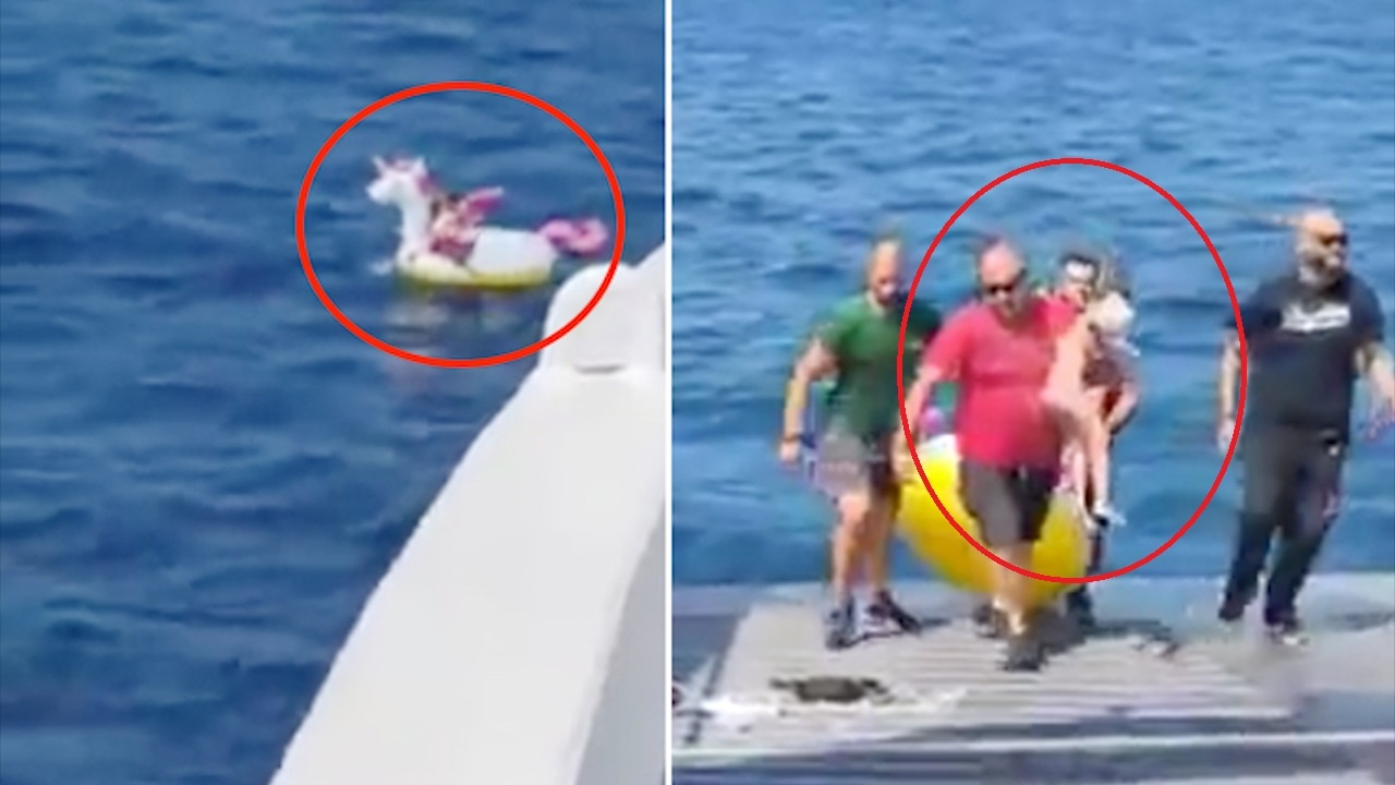 Be 4 tuoi ngoi tren phao troi giua bien o Hy Lap hinh anh