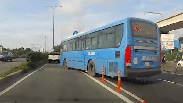 Xe buyt dam nga hang coc tieu de chuyen huong hinh anh