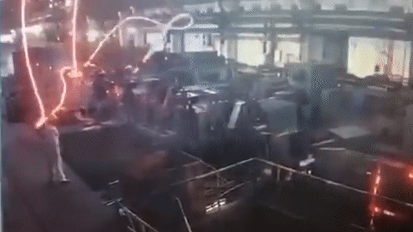 Soi thep nong chay suyt vang vao nguoi cong nhan hinh anh