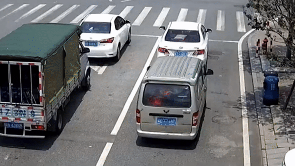 Tai xe hut thuoc gay no oto o Trung Quoc hinh anh