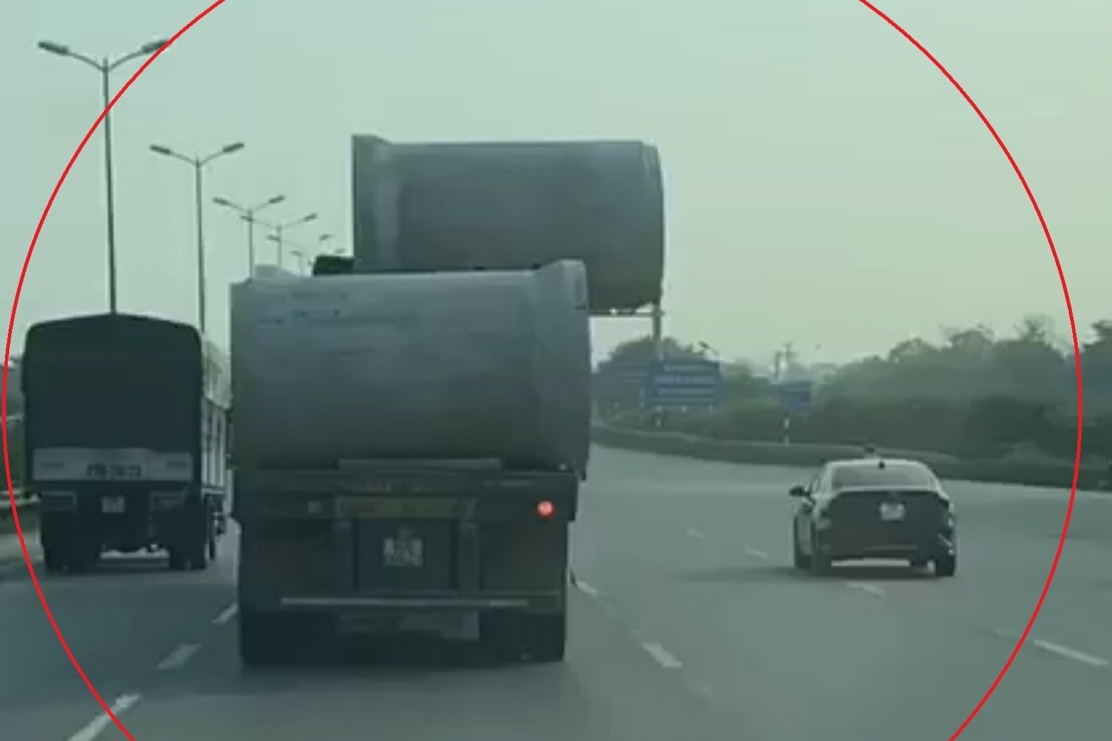 Ong be tong bi xo lech, xe tai van luu thong tren cao toc hinh anh