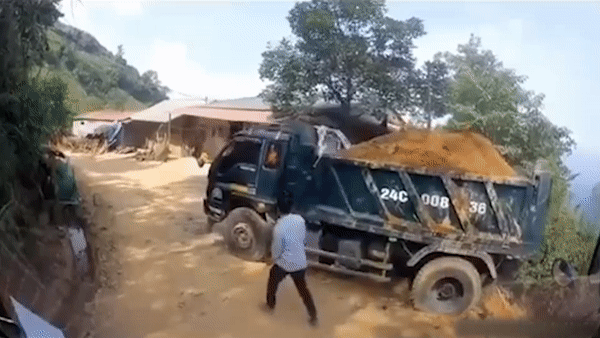 Xe ben roi xuong vuc, 2 nguoi bi thuong hinh anh