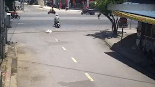 Oto mat lai dam vao cua hang hinh anh