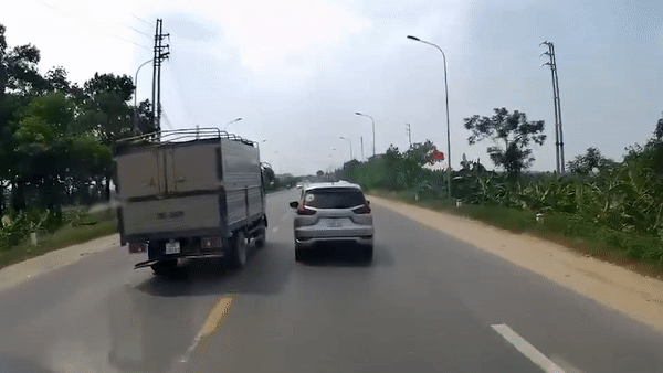 Xe tai tat dau oto roi bo chay hinh anh