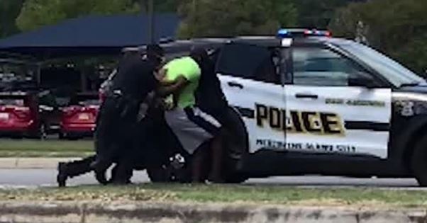 Nguoi da mau bi canh sat My bat giu khi dang chay bo hinh anh