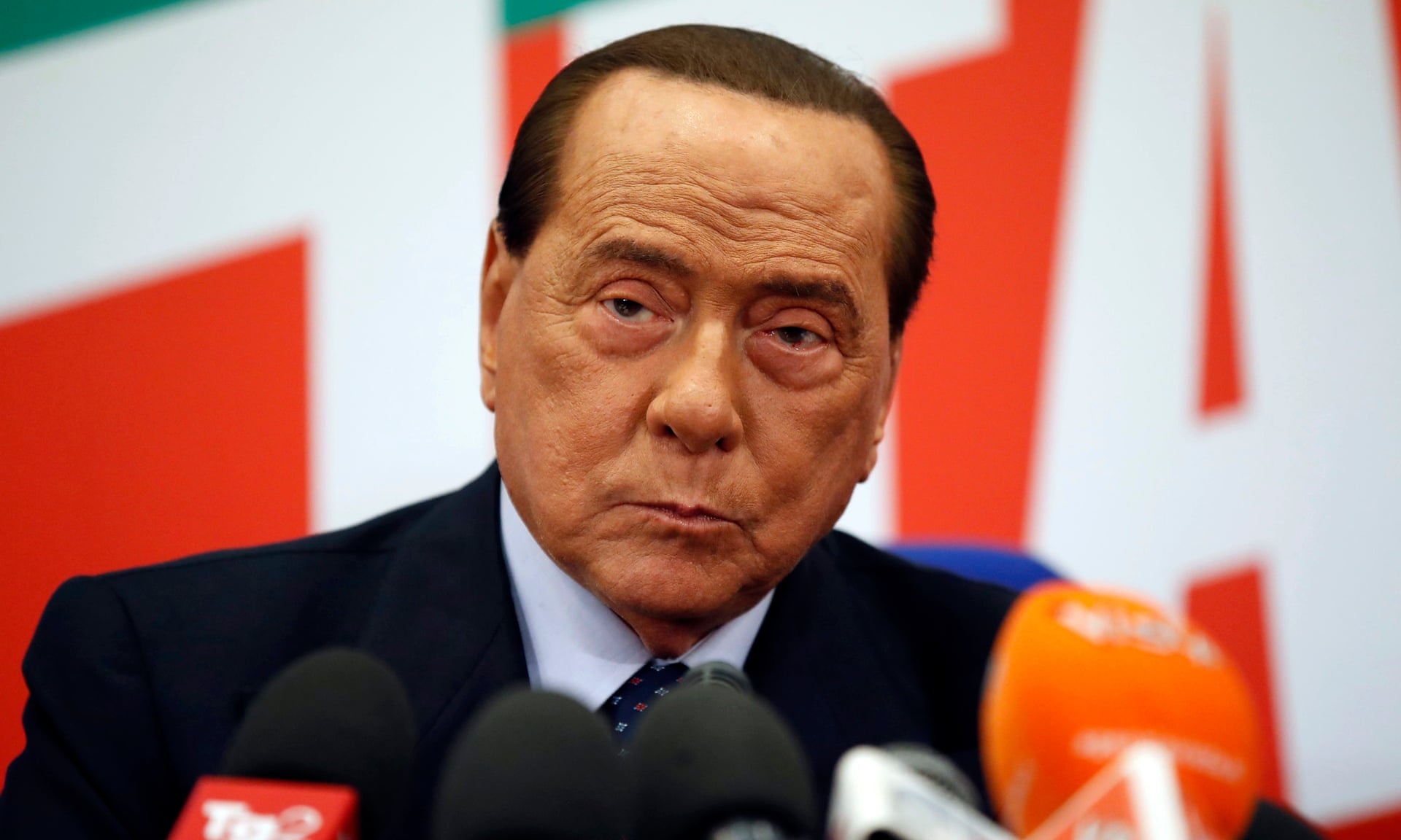 Ong Berlusconi duong tinh voi virus corona hinh anh