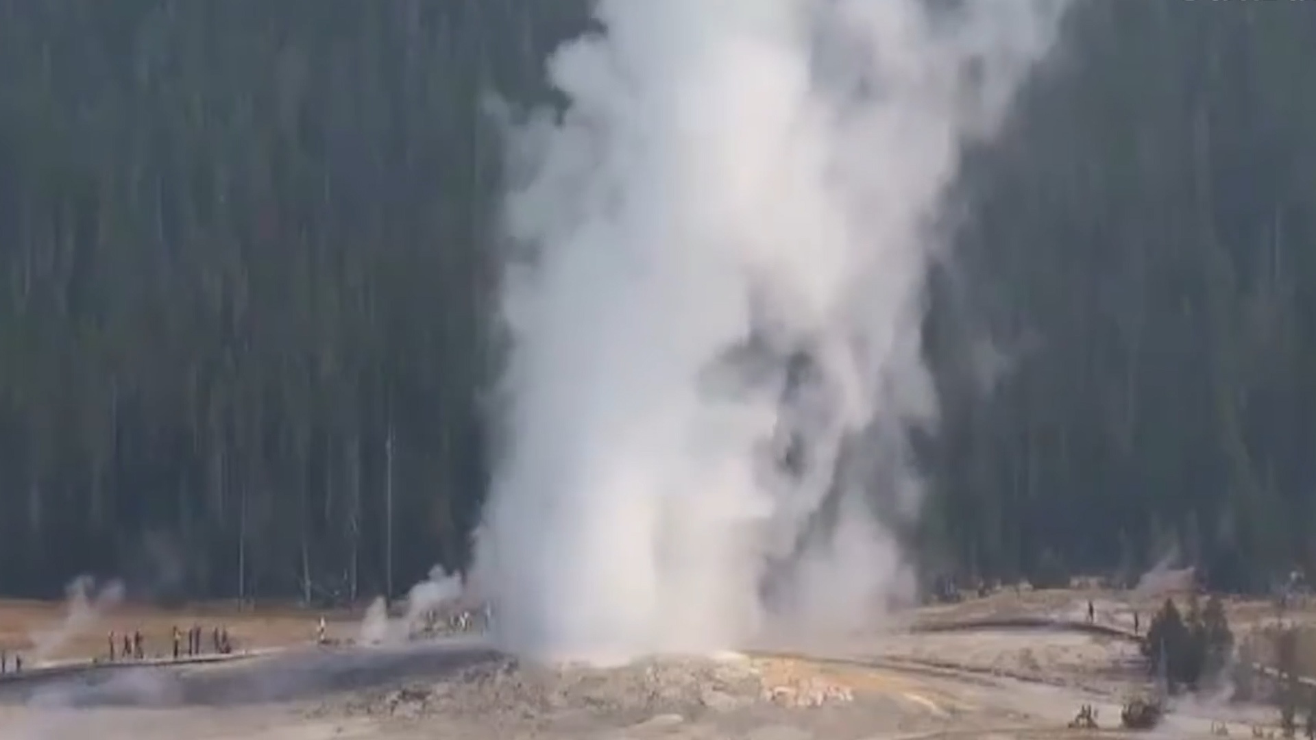 Mach nuoc lon o Yellowstone phun trao sau 6 nam hinh anh