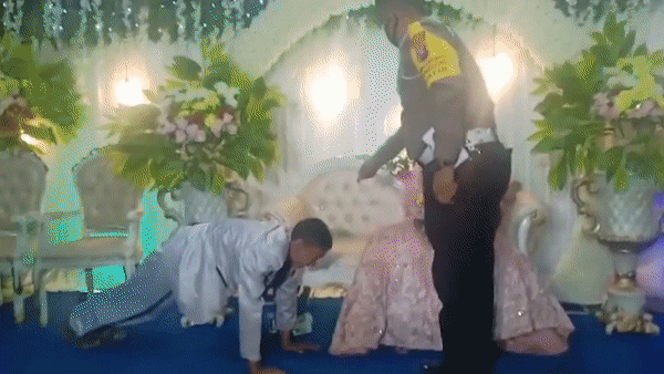 Chu re bi canh sat Indonesia bat chong day vi khong mang khau trang hinh anh