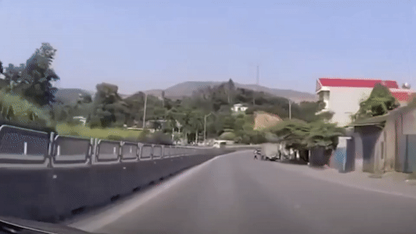 Nguoi dan ong thoat chet truoc dau oto hinh anh