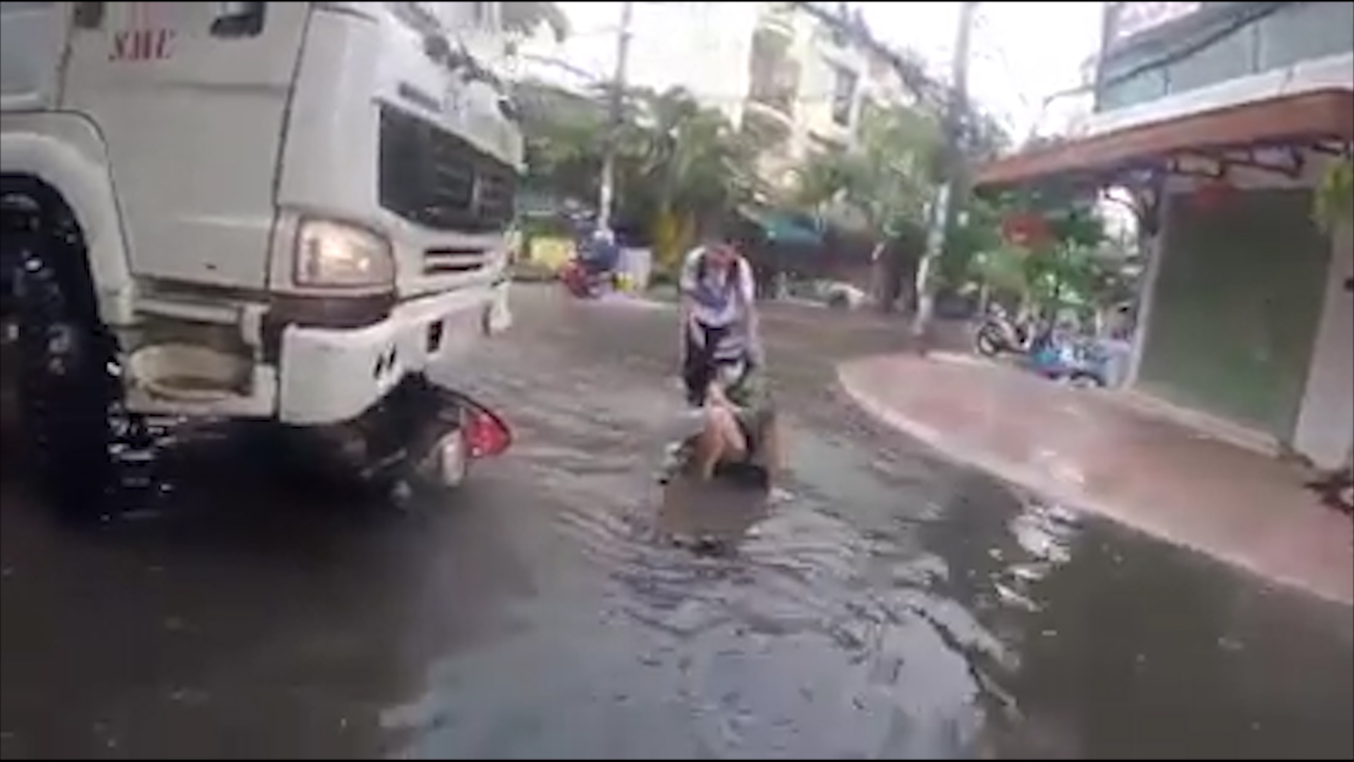 Xe bon om cua, cuon xe may vao gam hinh anh