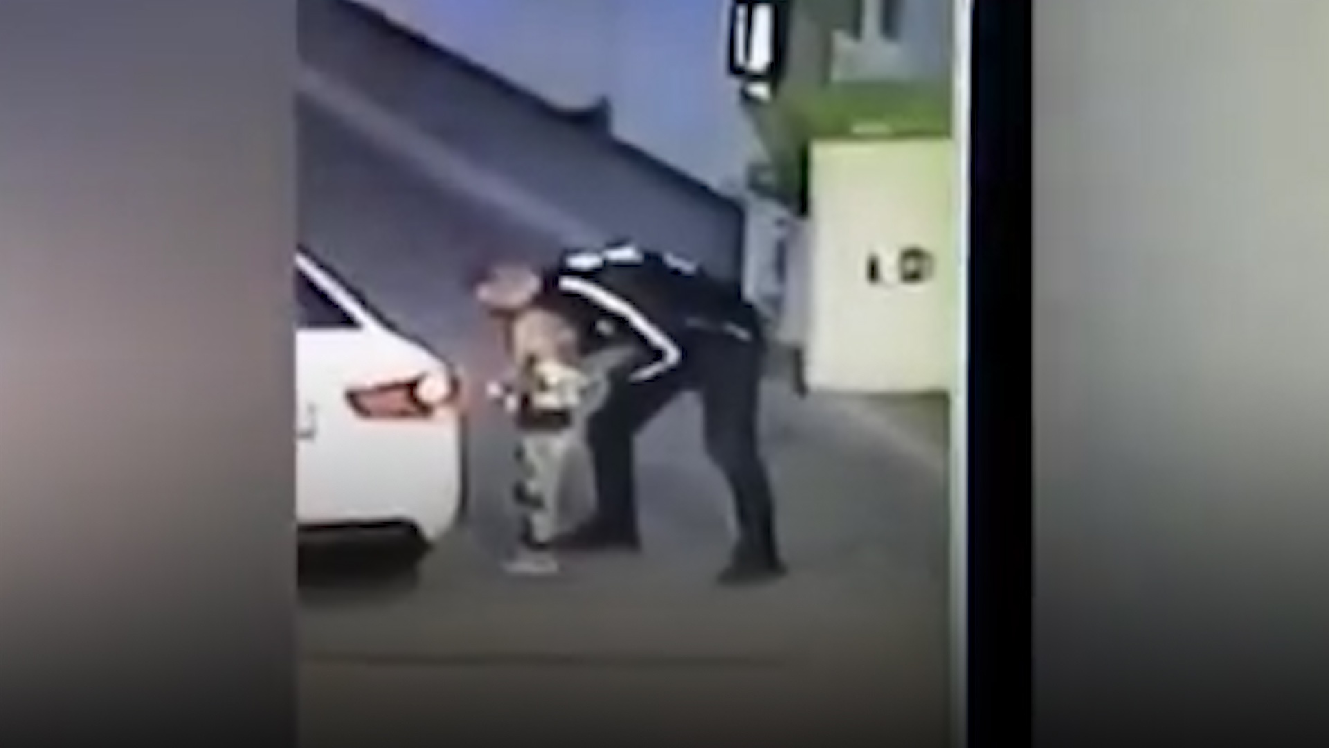 Nguoi dan ong du do, bat coc be gai 4 tuoi o Ukraine hinh anh