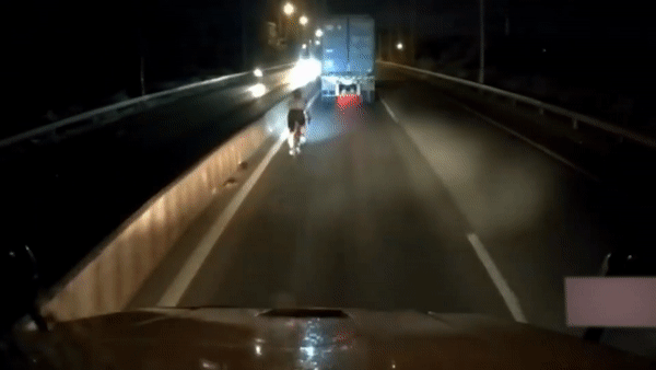 Nguoi di xe dap chay sai lan, nga truoc dau xe container hinh anh