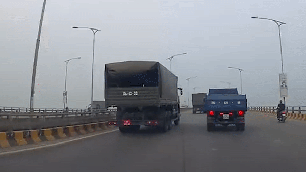 Oto 5 cho xoay 180 do sau cu tong cua xe tai hinh anh