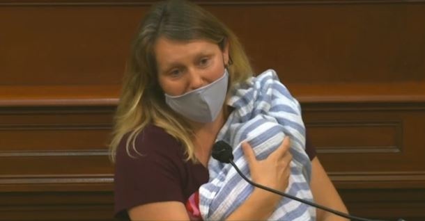 Nu nghi si California mang con so sinh den ha vien bang hinh anh