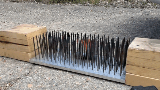 Thu nghiem cho oto chay qua dinh sat nung nong hinh anh