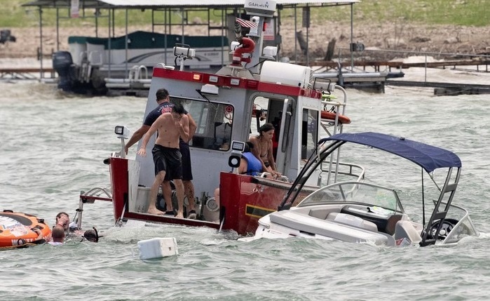 Dieu hanh ung ho TT Trump, bon chiec thuyen bi chim hinh anh