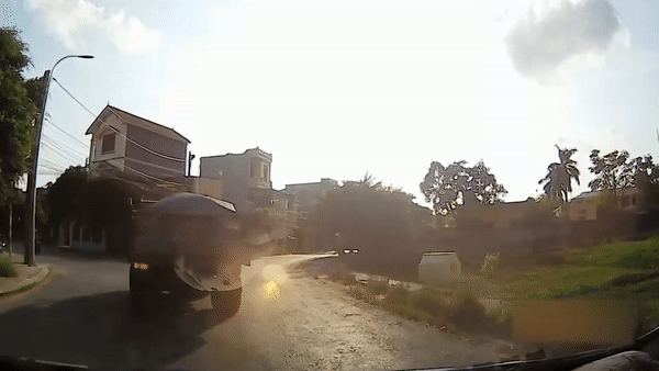 Xe dien re au suyt bi oto dam hinh anh