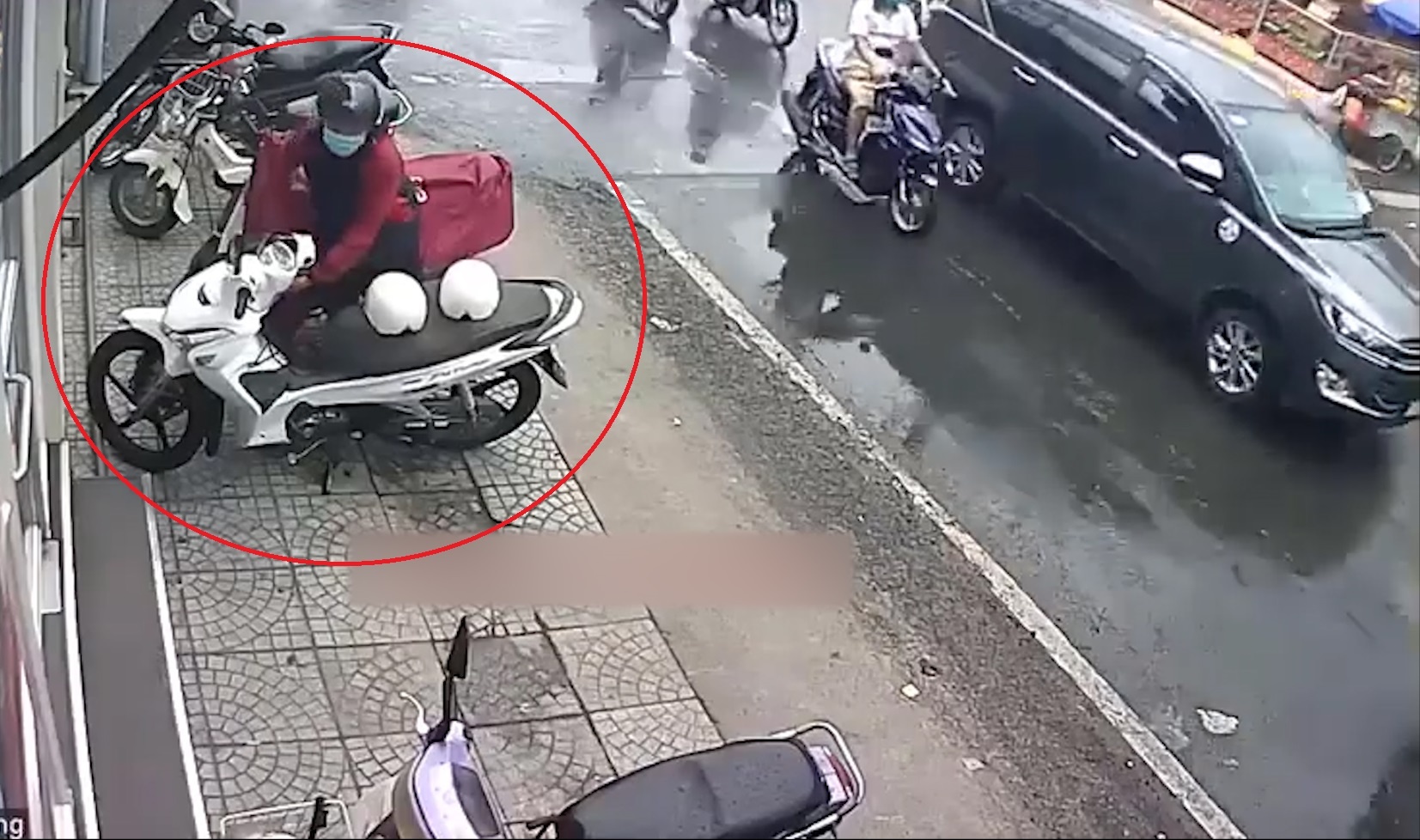 Loi dung troi mua, ten trom o TP.HCM be khoa xe may hinh anh