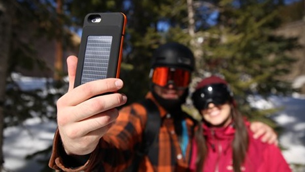 Op lung dien thoai tich hop pin nang luong mat troi hinh anh