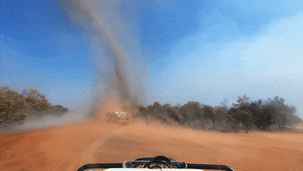 Loc xoay khien nhieu phuong tien khong the di chuyen o Australia hinh anh