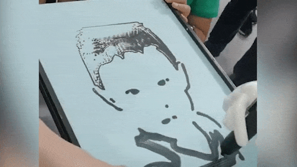 Robot ve chan dung cho du khach trong 3 phut hinh anh